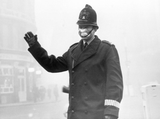 Police Constable with Protective Mask in Fog Polizist mit Atemmaske